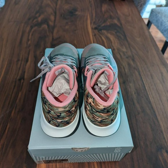 Kyrie Irving Flytrap 5 in Moon Fossil and Pink Snail - Picture 4 of 4